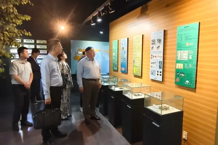 悦达南方控股代表团参观 MICUBE 智能制造展示现场